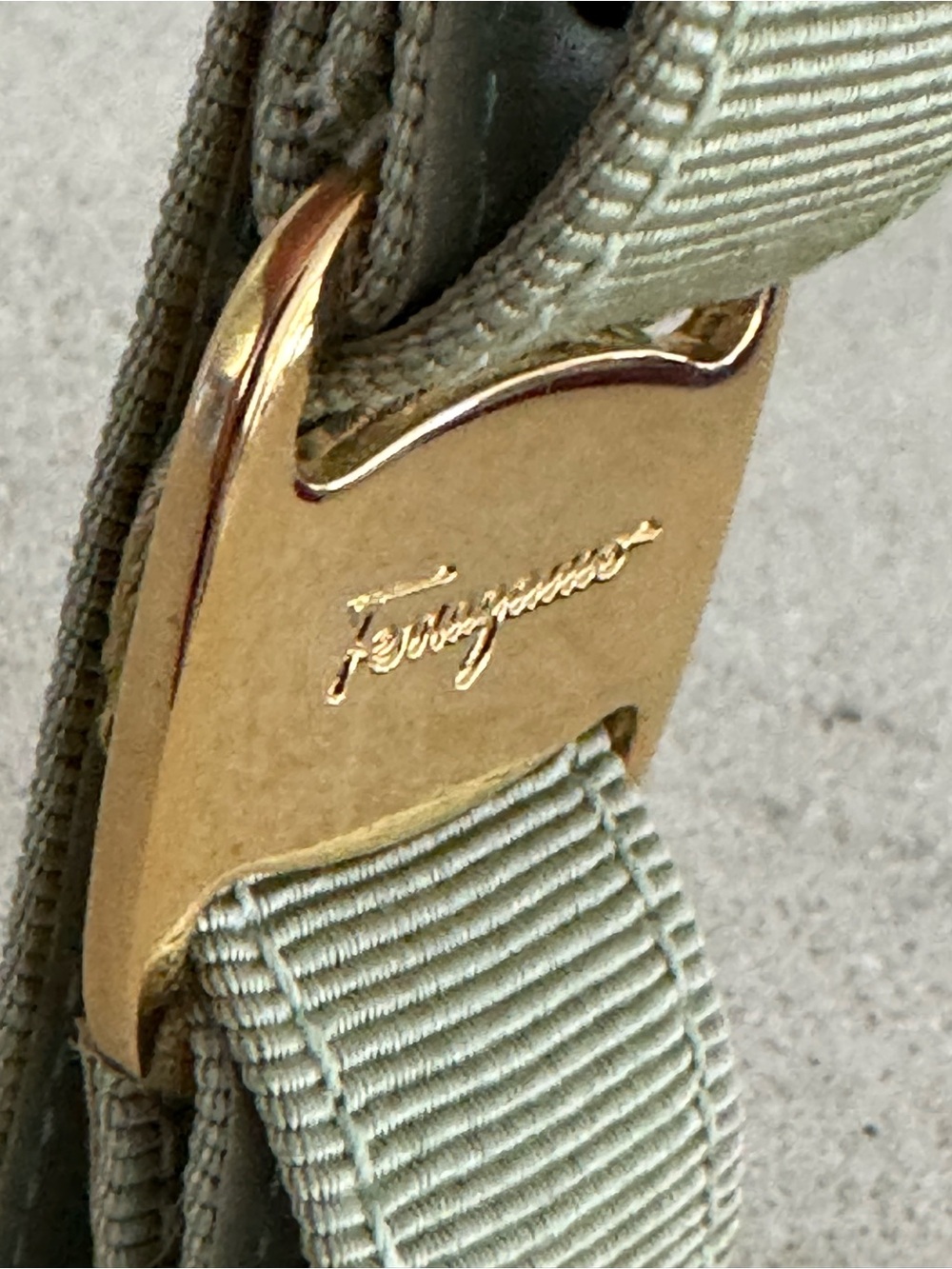SALVATORE FERRAGAMO Vara Bow Grosgrain Keychain Olive Green Gold Tone + Box - Picture 7 of 8